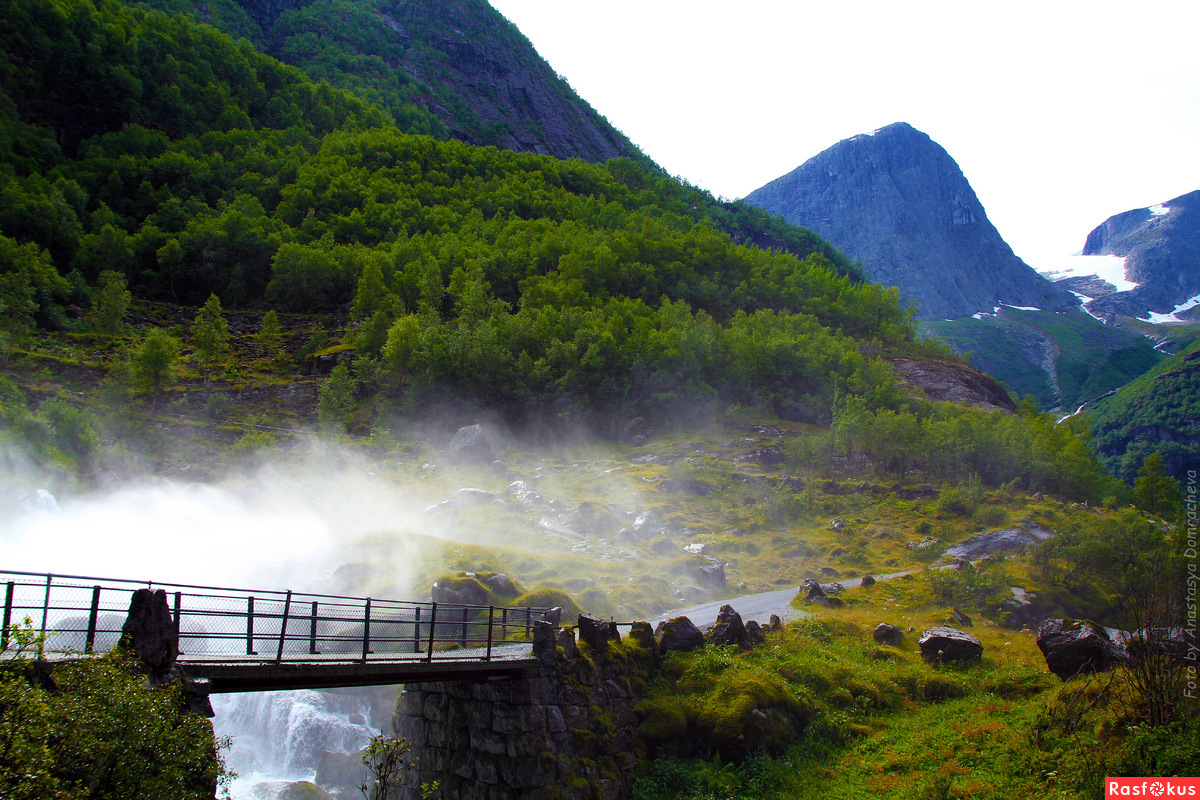 Пейзаж в Норвегии.Мост около водопада