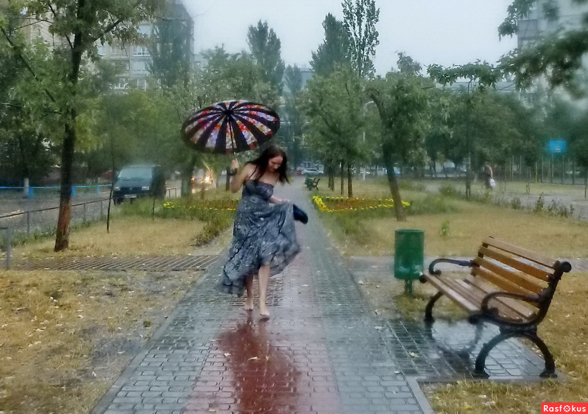 Танцующая под дождём