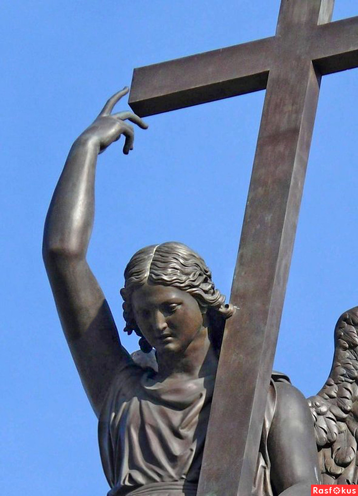 Ангел на вершине Александровской колонны