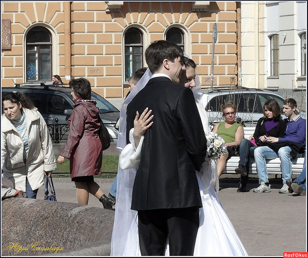 В хорошую погоду на площадях Питера, то здесь, то там можно увидеть счастливые пары в церемониальных нарядах:-)