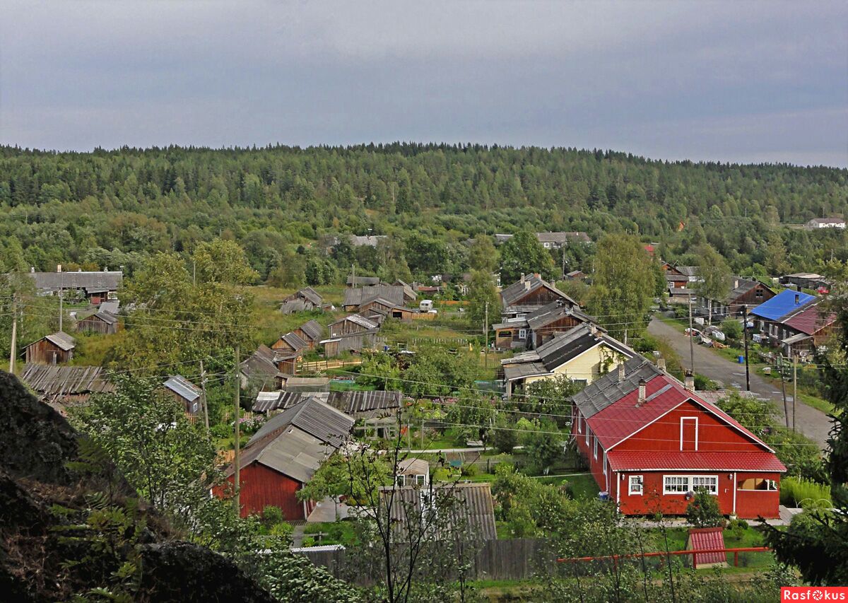 Карельская деревня Хийденсельга. Вид с одноимённой скалы