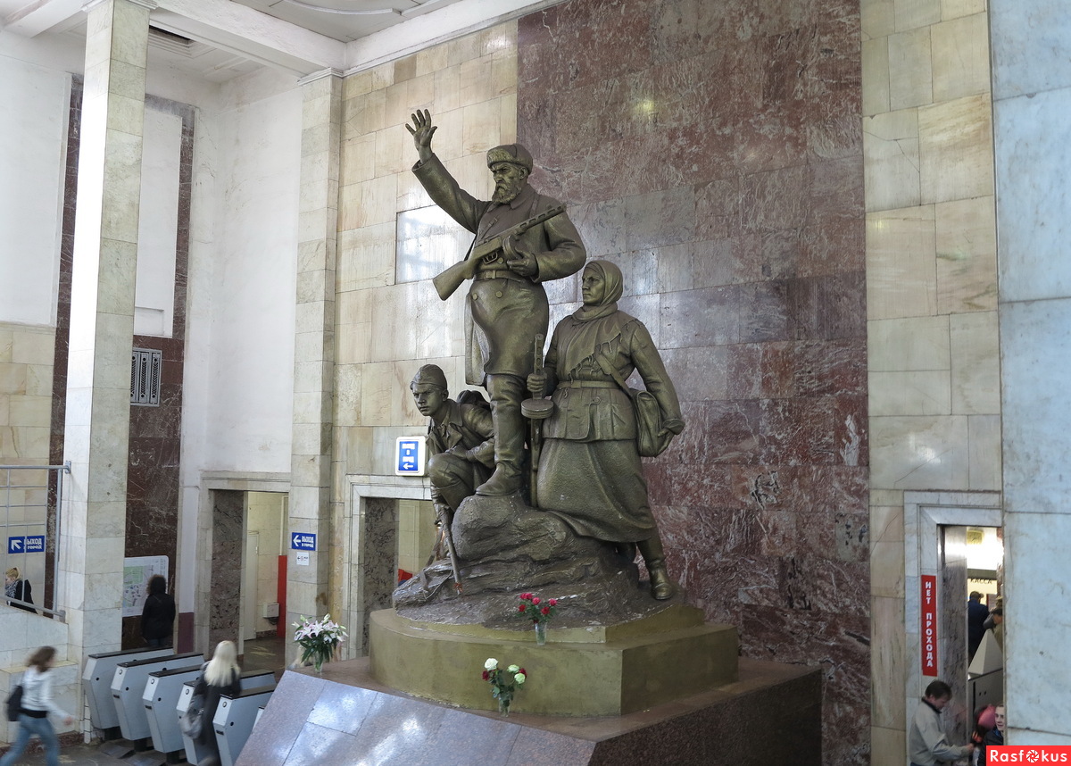 Скульптура на станции метро Партизанская в Москве