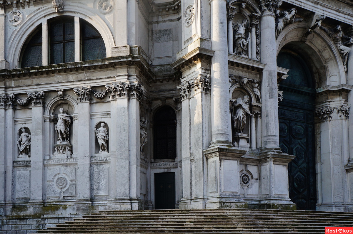 Италия. Венеция. Церковь Санта-Мария-делла-Салюте - одна из самых красивых церквей Италии. Фрагмент фасада.