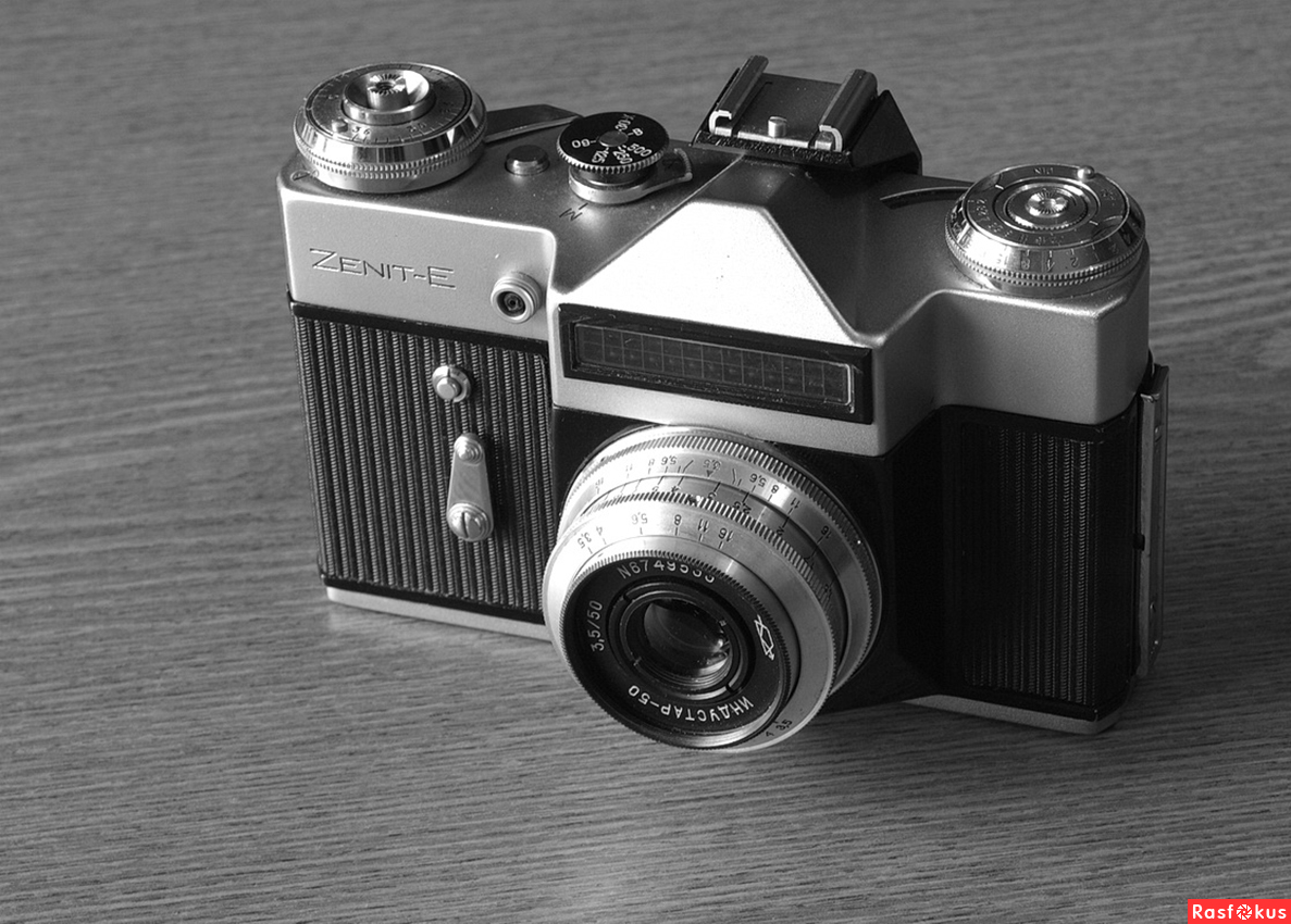 Советский плёночный зеркальный фотоаппарат "Зенит-Е" с объективом "Индустар-50"