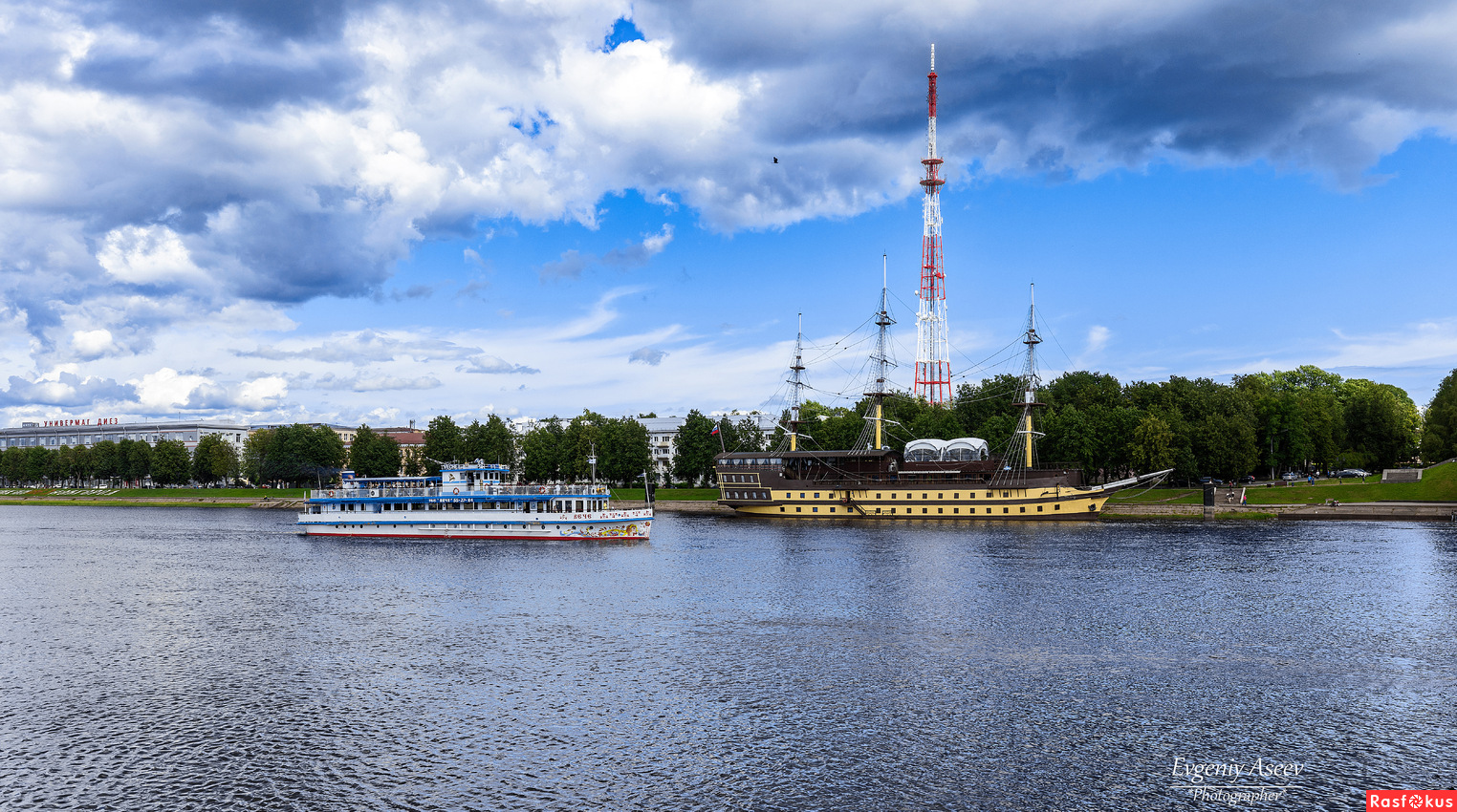 На Волхове-реке. Панорамная фотография. Смотреть на темном фоне