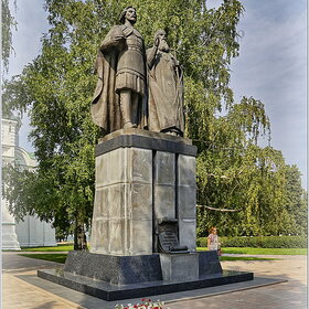 Памятник князю Юрию Всеволодовичу и епископу Симону Суздальскому в Нижегородском кремле
