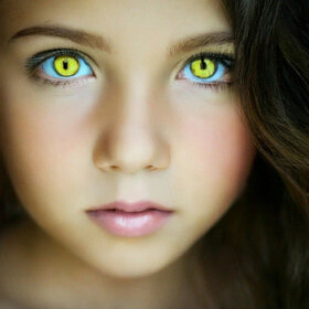 Красивая девочка с жёлтыми глазками