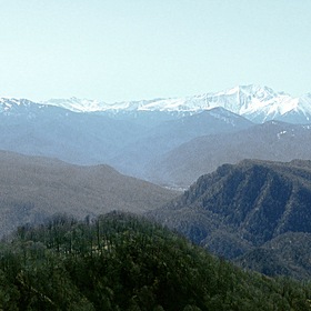 Вид со  скалистого обрыва хребта Азиш-Тау