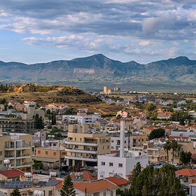 Вид на окраины Никосии и Киренийские горы
