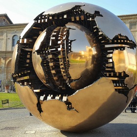 Золотой Земной шар — вершина современного искусства в Ватикане