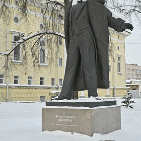Памятник Ф.И. Шаляпину около драмтеатра