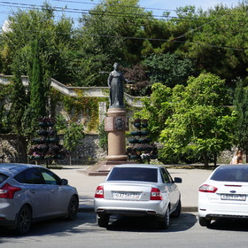 Памятник Екатерине II напротив музея Военно-морского флота в Севастополе