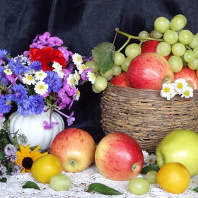 Натюрморт с яблоками,виноградом ,сливой и цветами