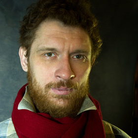 Портрет молодого человека с красным шарфом