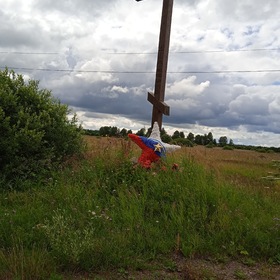 Крест у автостоянки рядом с поворотом на Долину Славы (0,5 км.)