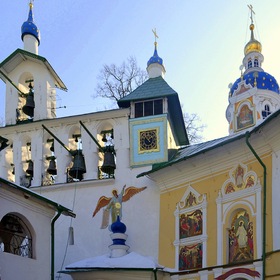 Звонница с Ангелом Псково-Печерского монастыря