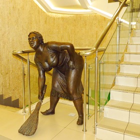 Скульптура "Уборщица"