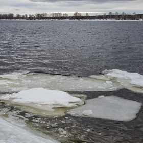 плывет лед вдоль берега