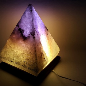 Светильник из соли в виде пирамиды. 17х17 см и высотой 23 см