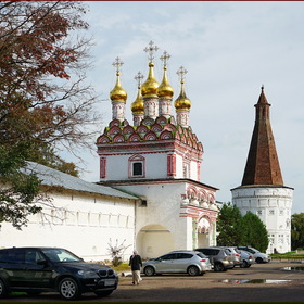 Площадь перед входом в Волоцкий монастырь.
