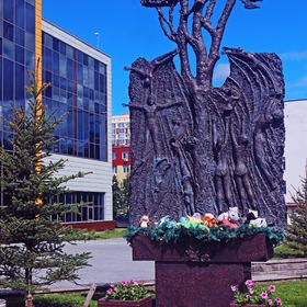 Памятник детям-акробатам в Нефтеюганске.
