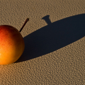 Яблоко и тень