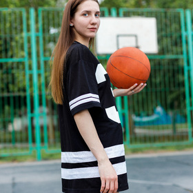 Девушка с Баскетбольным мячом