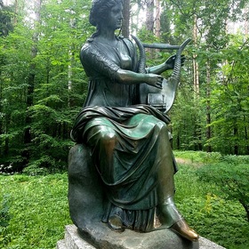 Статуя Терпсихоры в парке Павловска