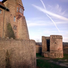 Средневековая крепость Бройберг: здание Женского зала и канонерская башня Михель