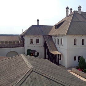 Монастырские крыши