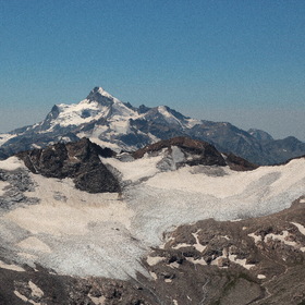 Вид с Эльбруса на юго-запад. Перевалы: Чиперазау, Азау, далее вершины: Гвергильшер и Штавлер.