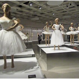 Раздел выставки посвящённый эволюции балетного костюма.