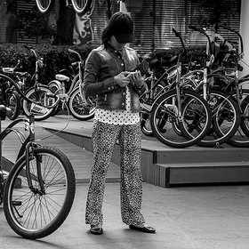 девушка и велосипеды