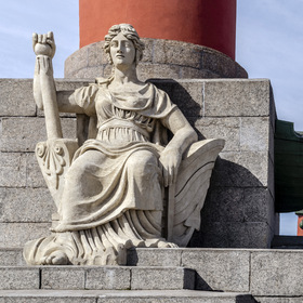 Скульптура, символизирующая Неву на подножии Северной Ростральной колонны-маяка
