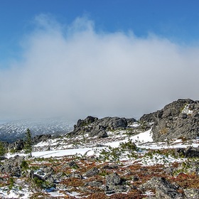 Вид на укрытые облаками  вершины Конжаковско-Серебрянского горного массива с плато Серебрянского камня
