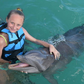 Настя с дельфином