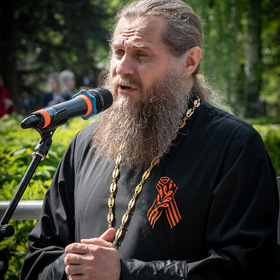 Протоиерей Виталий на митинге в честь Дня Победы