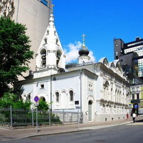 Храм с лепниной недалеко от начала Тверской в Москве.