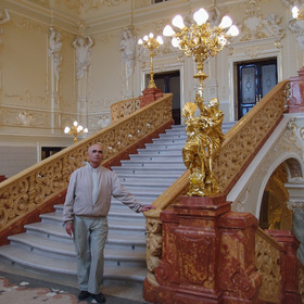 На Царской лестнице Одесского оперного.