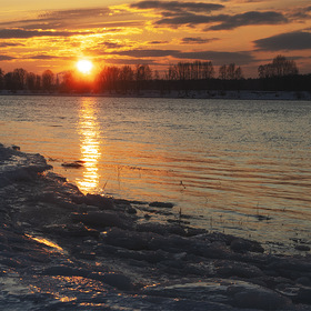 вечерний блеск льда на берегу