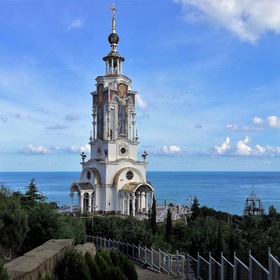 Храм - маяк  святителя Николая Чудотворца Мирликийского в Малореченском