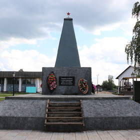 Мемориальный комплекс погибшим землякам в годы гражданской войны 1918-1920 года.