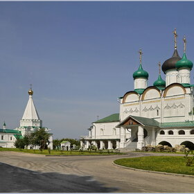 Храмы монастыря: слева - церковь Евфимия Суздальского, справа - Вознесенский собор