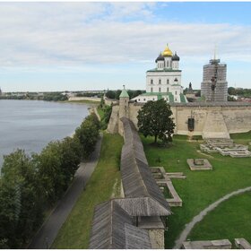 Вид на территорию Псковского Кремля с Власьевской башни.
