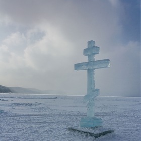 Озеро Тургояк. Крест на Крещенские купания.