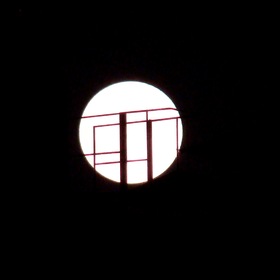 Луна на соседней крыше...