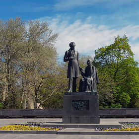 Памятник Пушкину и самой известной крестьянке ...