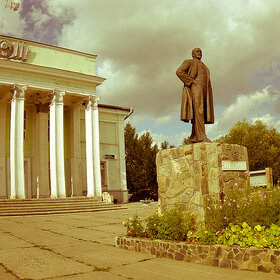 Центральный Клуб Строителей и памятник В.И. Ленину