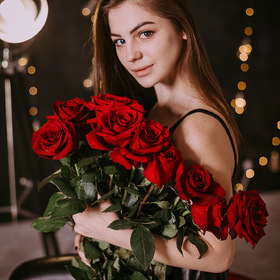 девушка с букетом роз
