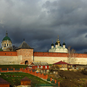 Зарайский Кремль, освещённый ноябрьским солнцем